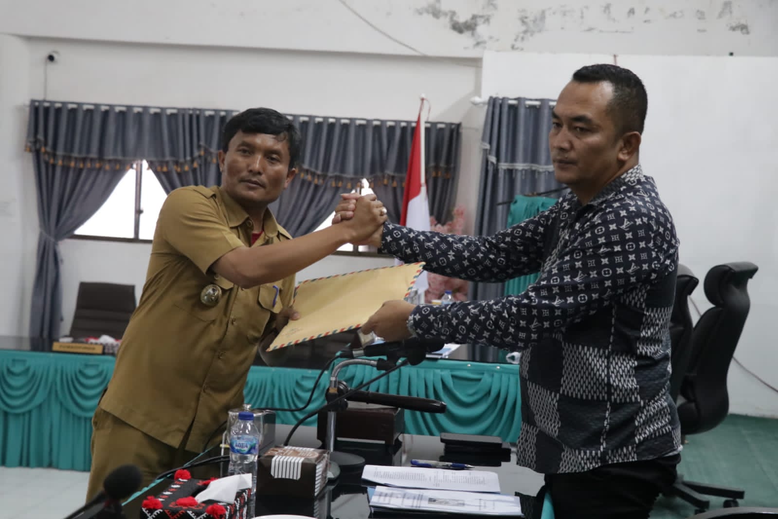 Keterangan foto: Wabup Toba, Tonny M.Simanjuntak menyerahkan nota jawaban Bupati Toba kepada pimpinan DPRD yang diterima Wakil Ketua DPRD, Candrow Manurung. (Ist).