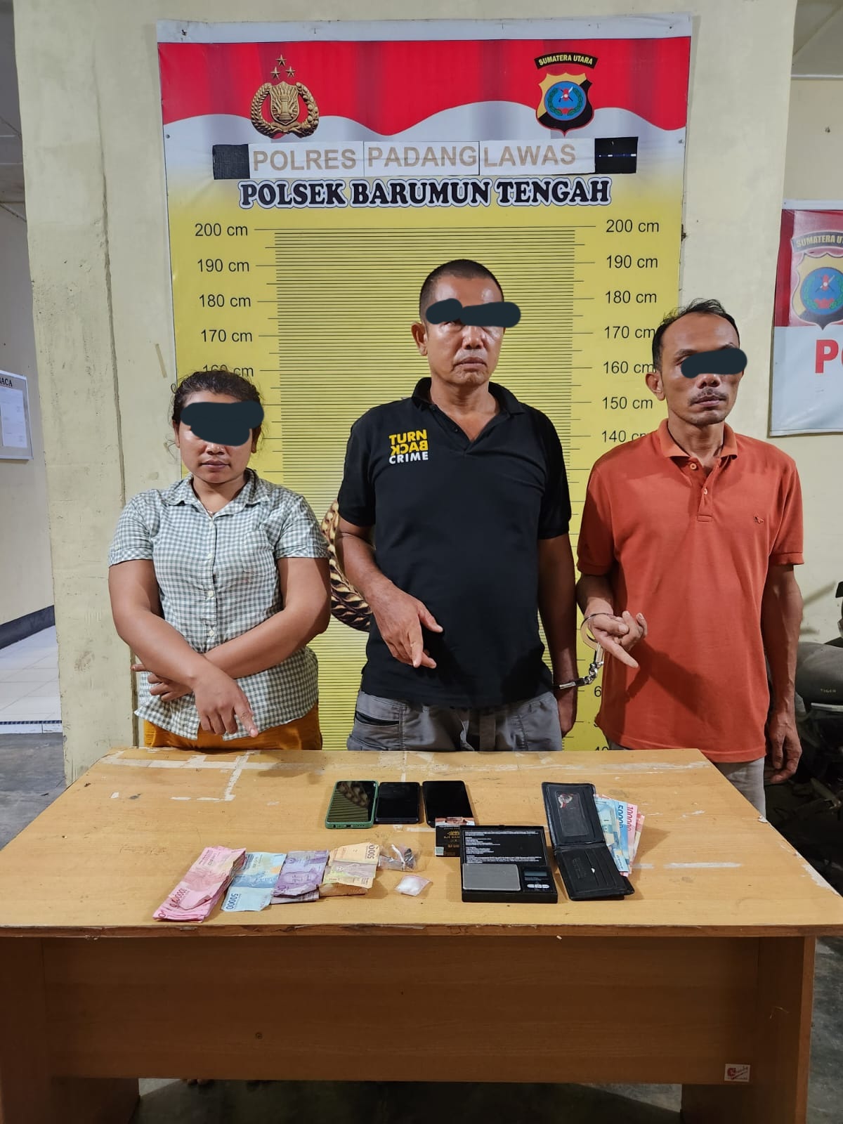 Keterangan foto: Tiga orang tersangka terlibat penyalahgunaan narkoba jenis sabu diamankan Polsek Barumun Tengah di pinggir jalan diduga sedang menunggu pelanggan.(Ist)