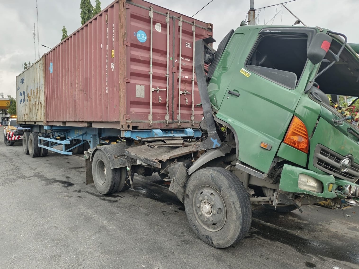 Kondisi truk usai mengalami kecelakaan tunggal di tol Tanjungmorawa. (ist).