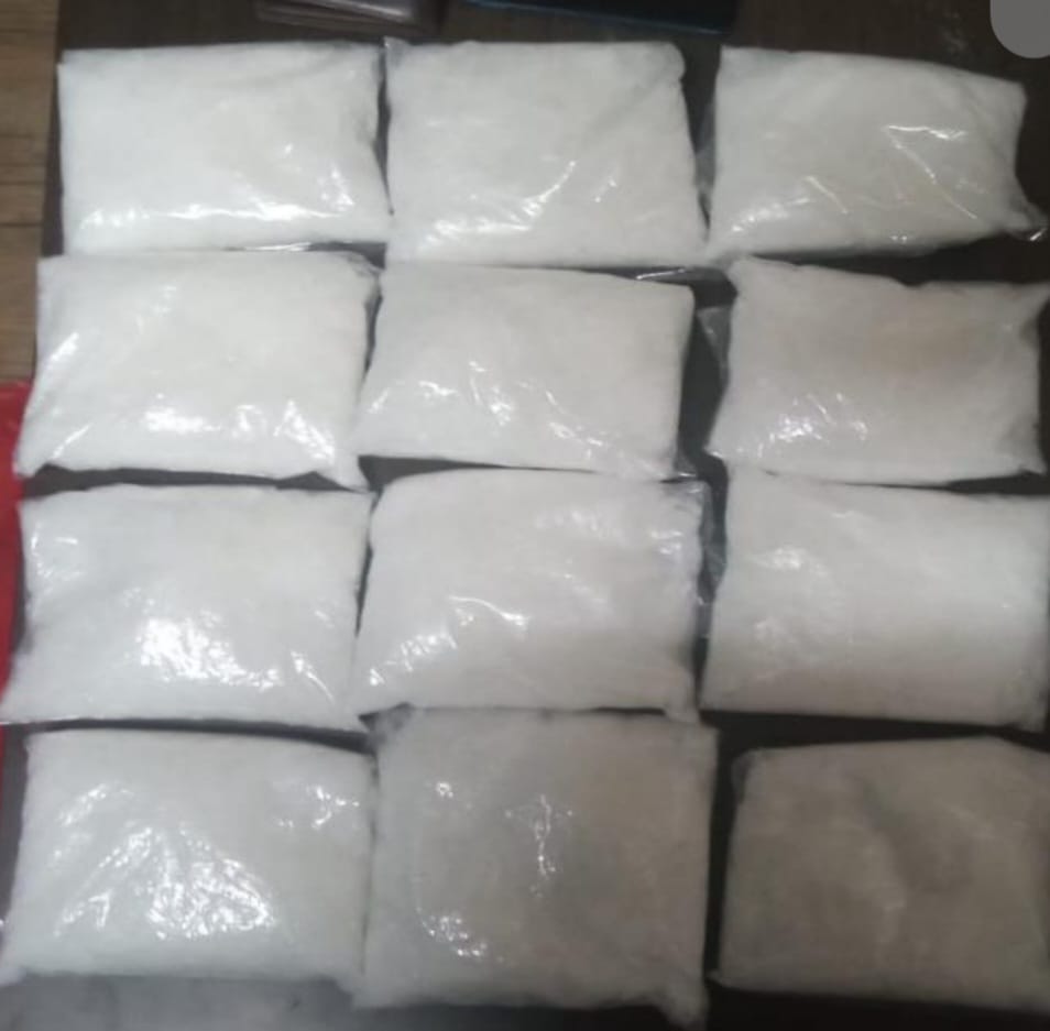 Tersangka beserta barang bukti 6,2 Kg sabu saat diamankan di KNIA.(Foto: Irianto)