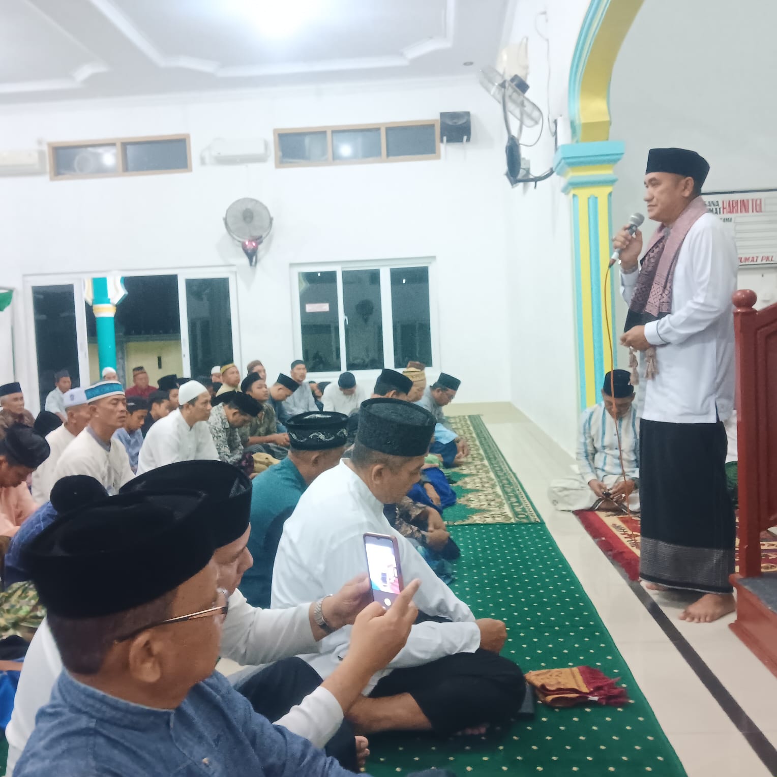 Ustad Ismail Damanik saat menyampaikan tausiah di Masjid Nurul Huda, Gampong Meurandeh Teungoh. (Foto: Ibnu Sa'dan)