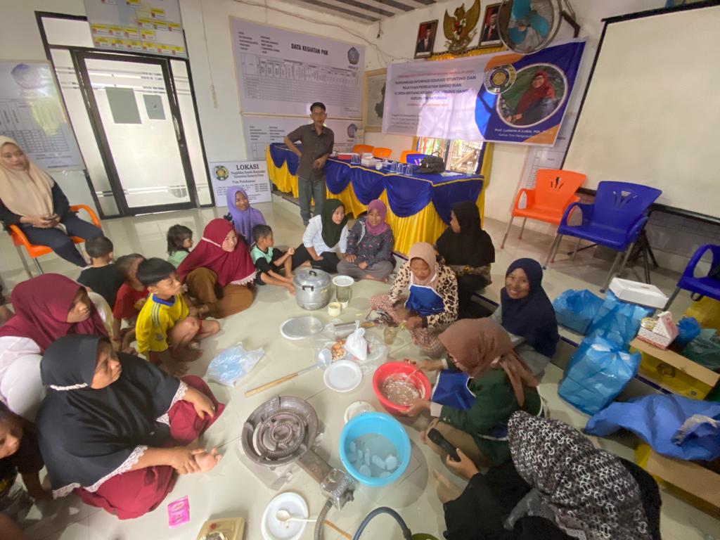 PELATIHAN: Tim pengabdian masrarakat USU yang diketuai Prof. Lusiana Andriani Lubis, MA, PhD saat memberi pelatihan membuat Bakso Ikan kepada warga Desa Sentang, Kecamatan Nibung Hangus, Kabupaten Batubara. (IST)