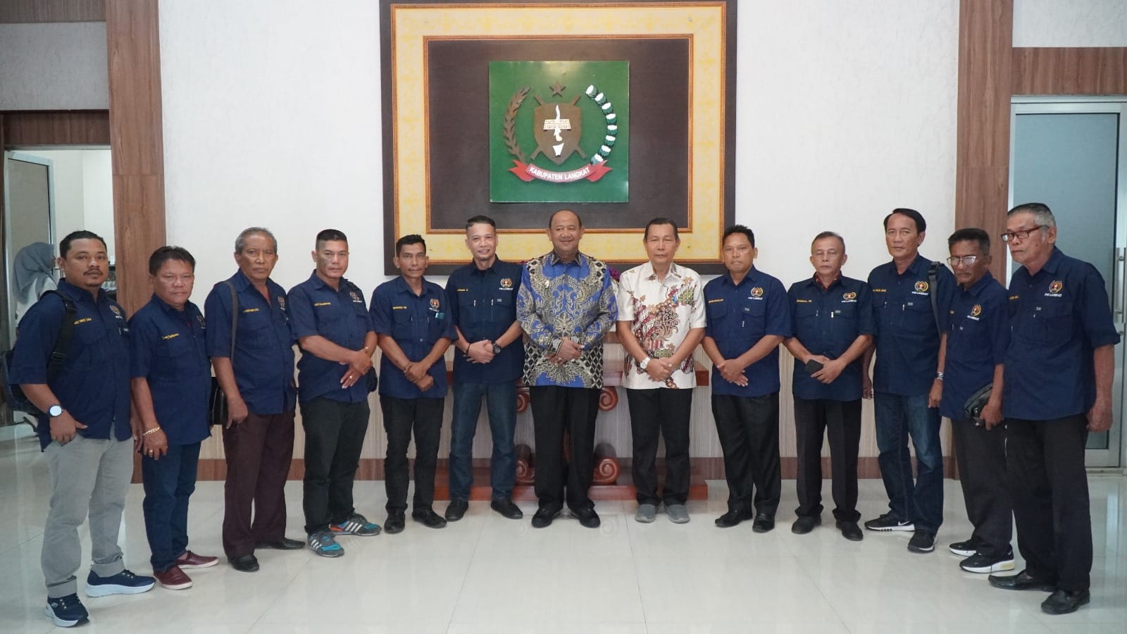 Teks Foto/Beritasore/ist: Plt Bupati Langkat Syah Afandin menerima audiensi Pengurus PWI Kabupaten Langkat, di Rumah Dinas Bupati Langkat, Kamis (21/9/2023). 