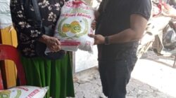 Teks.Ketua IWPMB Hairul saat menyalurkan Beras kepada warga Kec.Medan Petisah