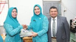Berita Sore/Birong RT Teks poto: Usai acara, Bupati Tapsel- Ketua TP PKK menyerahkan cendramata berupa jilbab dan pin kepada seluruh PKK Desa se-Kecamatan Angkola Selatan.