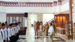 Berita Sore/Birong RT Teks poto: Bupati Tapanuli Selatan (Tapsel), Dolly Pasaribu, saat berangkatkan 33 peserta (CPMI) menuju Cirebon (Jawa Barat) untuk mengikuti Ujian Basic Safety Training Competency dari Aula Kantor Bupati Sipirok, Selasa (26/9).