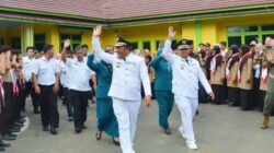 Berita Sore/Birong RT Teks poto: Walikota P.Sidimpuan, Irsan Efendi Nst dengan Wakilnya Ir.Arwin Srg saat pamitan di halaman Kantor Walkot P.Sidimpuan, Rabu (27/9).