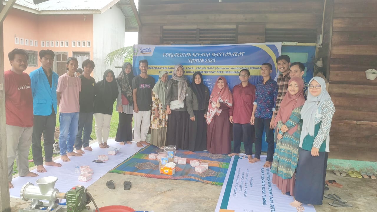 Foto: dede Tim pengabdian, LPPM dan PM serta peserta foto bersama usai melaksanakan pemanfaatan bahan baku lokal keong emas (Pomacea canaliculata) sebagai pakan alternatif guna mempercepat pertumbuhan ikan.