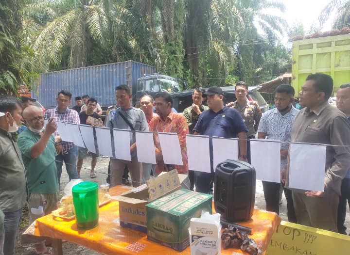 Foto: Ilyas Munthe Ketua DPRD Labura,Indra Surya Bakti Simatupang menemui warga penolak pembakaran tankos di pabrik PT.MASJ Pulo Dogom, Jumat (1/9)