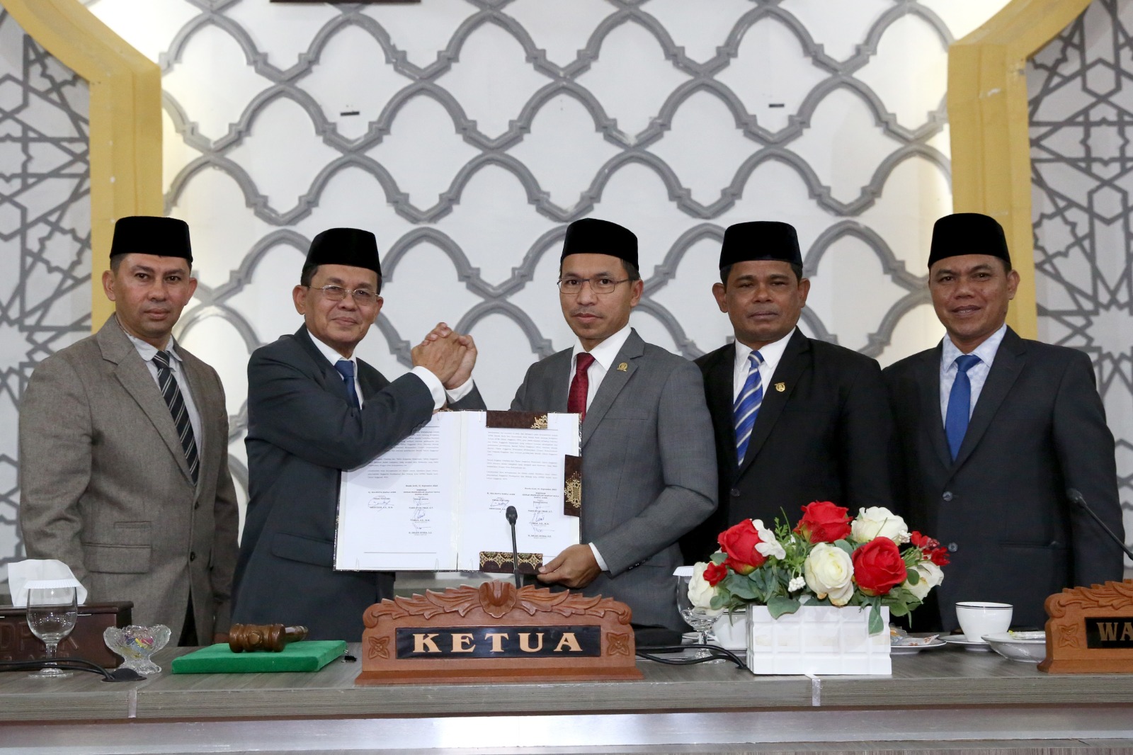  Pj.Wali Kota Banda Aceh Amiruddin (dua dari kiri) menyerahkan dokumen kesepakatan KUA-PPAS tahun anggaran 2024 kepada Ketua DPRK Banda Aceh Farid Nyak Umar didampingi dua wakil ketua Usman dan Isnaini Husda dalam sidang penutupan di gedung dewan setempat, Jumat (01/09/23). (Foto: T.Mansursyah)