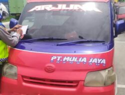 Sat Lantas Polres P. Siantar Tindak Supir Bus Naikkan Penumpang Di Atas Kap