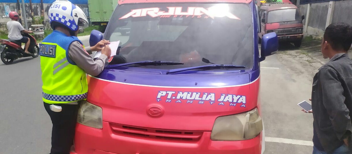 Personel Sat Lantas Polres Kota Pematangsiantar menghentikan minibus PT Mulia Jaya yang menaikkan penumpang di atas kap mobil minibus yang dapat membahayakan penumpang dan pengguna jalan lainnya serta melakukan penegakan hukum terhadap sopir dengan menilang di Jl. Melanthon Siregar, Sabtu (2/9).(Ist).