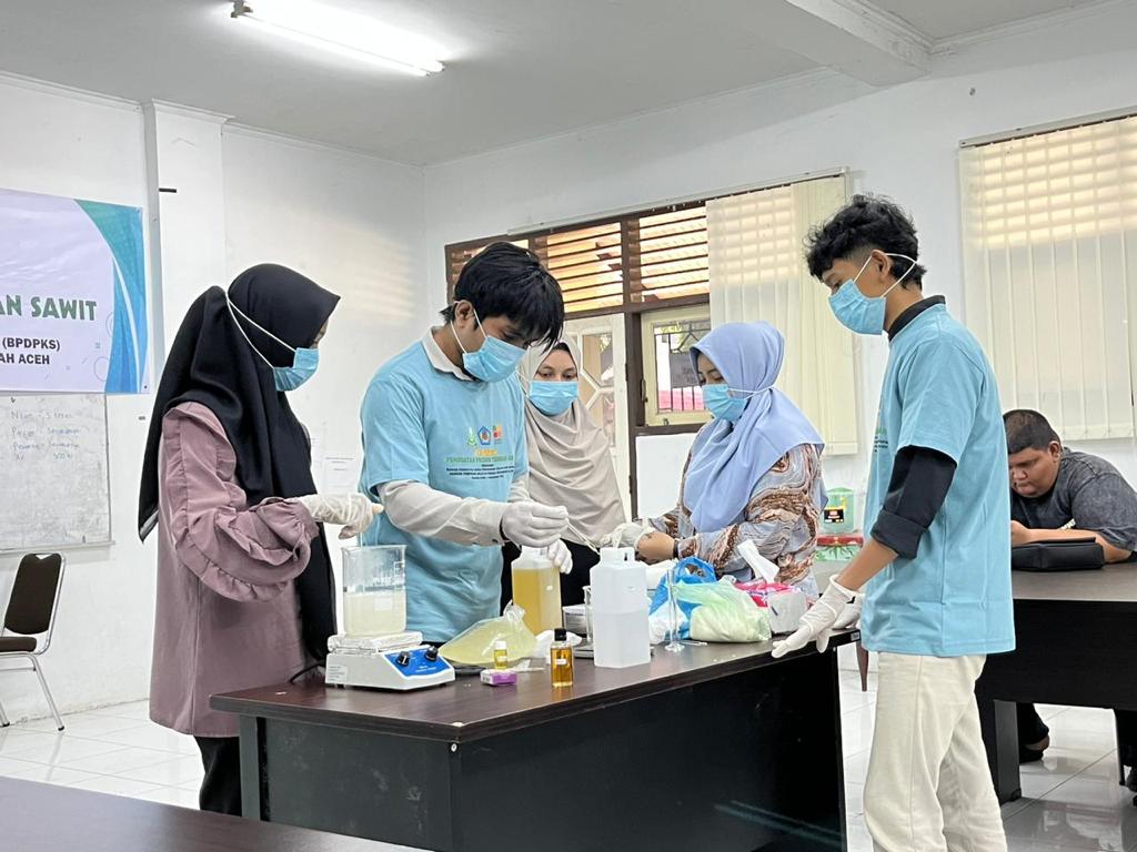 PWPM Aceh bekerja sama dengan BPDPKS menggelar pelatihan pembuatan produk turunan sawit di Banda Aceh, Kamis (07/09/23). (Foto: T.Mansursyah)