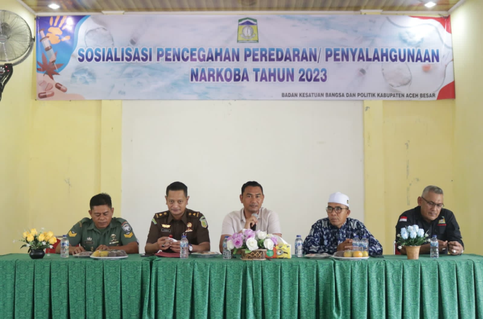Kepala Badan Kesbangpol Aceh Besar, Sofian, SH membuka sosialisasi Pencegahan dan Penyalahgunaan Narkoba, di Aula Kantor Camat Montasik, Aceh Besar, Kamis (7/9). (Foto: Zafrullah)