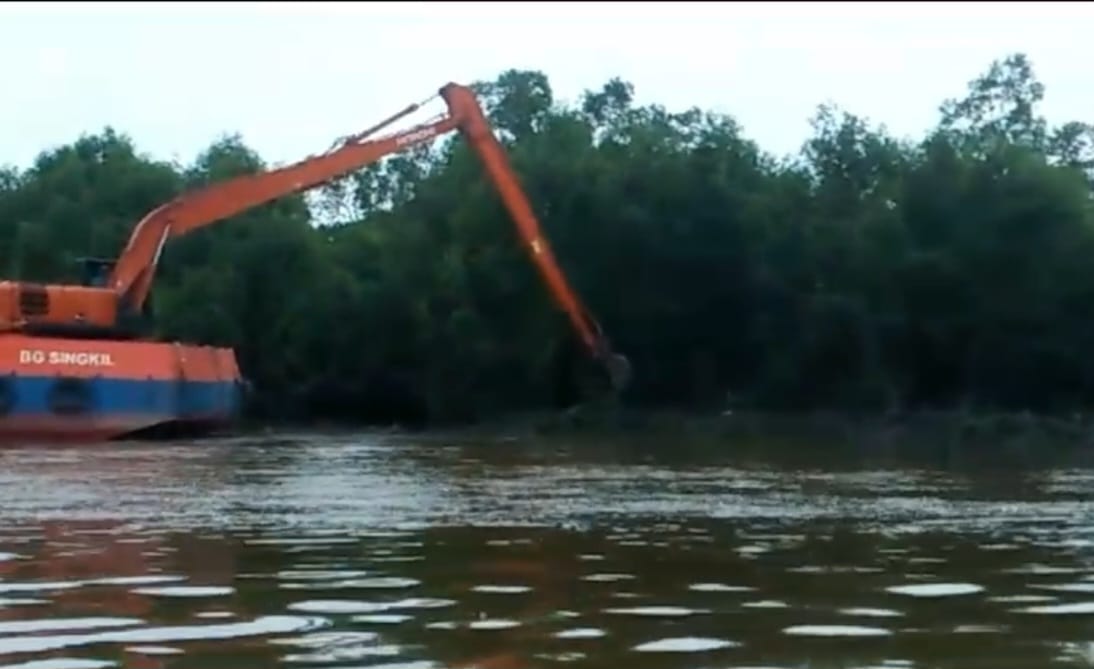 Foto: Beko long arm sedang melakukan uji coba pengerukan membuka pintu muara sungai baru dikawasan kolam manis, Rabu (6/9/2023). Pintu muara baru ini nantinya akan menjadi akses keluar masuk boat nelayan menuju dermaga tradisional Singkil. (Ist).
