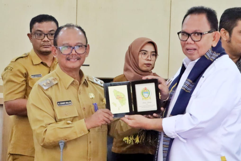 Ket.gbr: Wabup Simalungun H.Zonny Waldi memberikan Plakat Daerah kepada Ketua DPRD Sumut, Baskami Ginting, dalam rangkaian Kunker ke Simalungun, Senin (11/9).