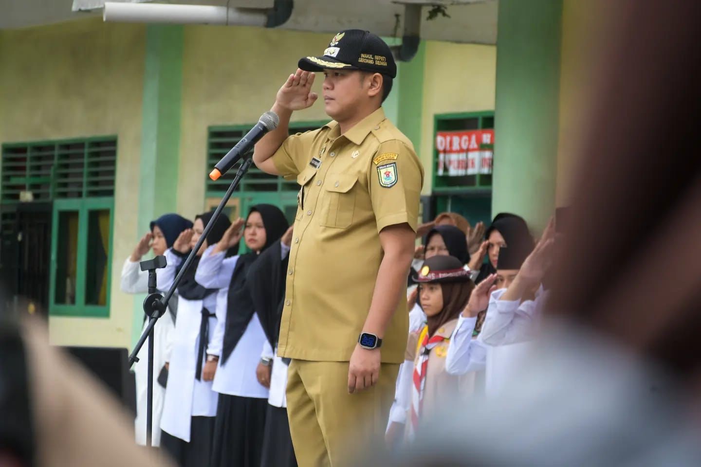 Teks foto:Wakil Bupati Serdang Bedagai H Adlin Umar Yusri Tambunan, di dapuk sebagai Pembina upacara bendera di Sekolah Alwasliyah 12 Perbaungan, Senin, 25-09-2023.(Beritasore-Azwen)