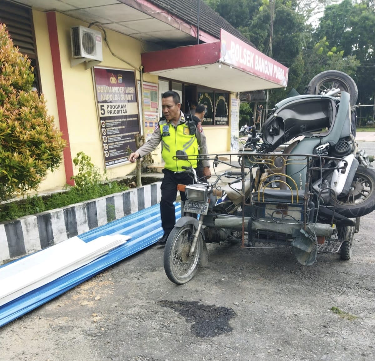Teks Foto: Personel Satlantas Polresta Deliserdang saat mengamankan barang bukti. (ist).
