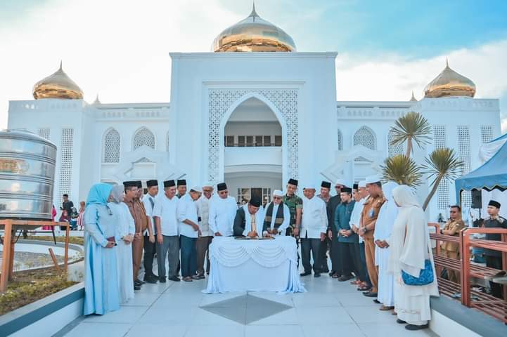 Berita Sore/Birong RT Teks poto: Walikota P. Sidimpuan, Irsan Efendi Nasution, SH, MM, meresmikan Masjid agung Al - Abror Padangsidimpuan, Senin (25/9).
