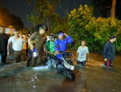 Pastikan Pengerjaan Drainase Berfungsi, Bobby Nasution Basah-basahan Terobos Hujan Deras