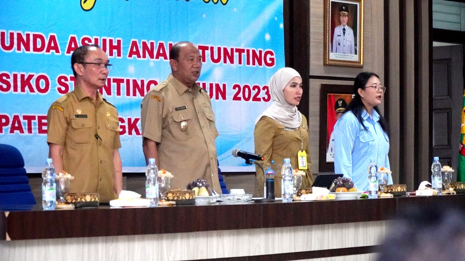 Teks Foto/Beritasore/ist : Plt Bupati Langkat H.Syah Afandin,SH menghadiri serta membuka kegiatan acara Sosialisasi Program Bapak/Bunda Asuh Anak di Ruang Pola Kantor Bupati, Senin (25/9).
