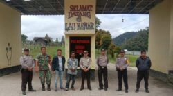 PETUGAS dari TNI/ Polri usai memberikan pemahaman dari kedua belah pihak di pintu masuk objek wisata Laukawar. (Foto: Micky Maliki).