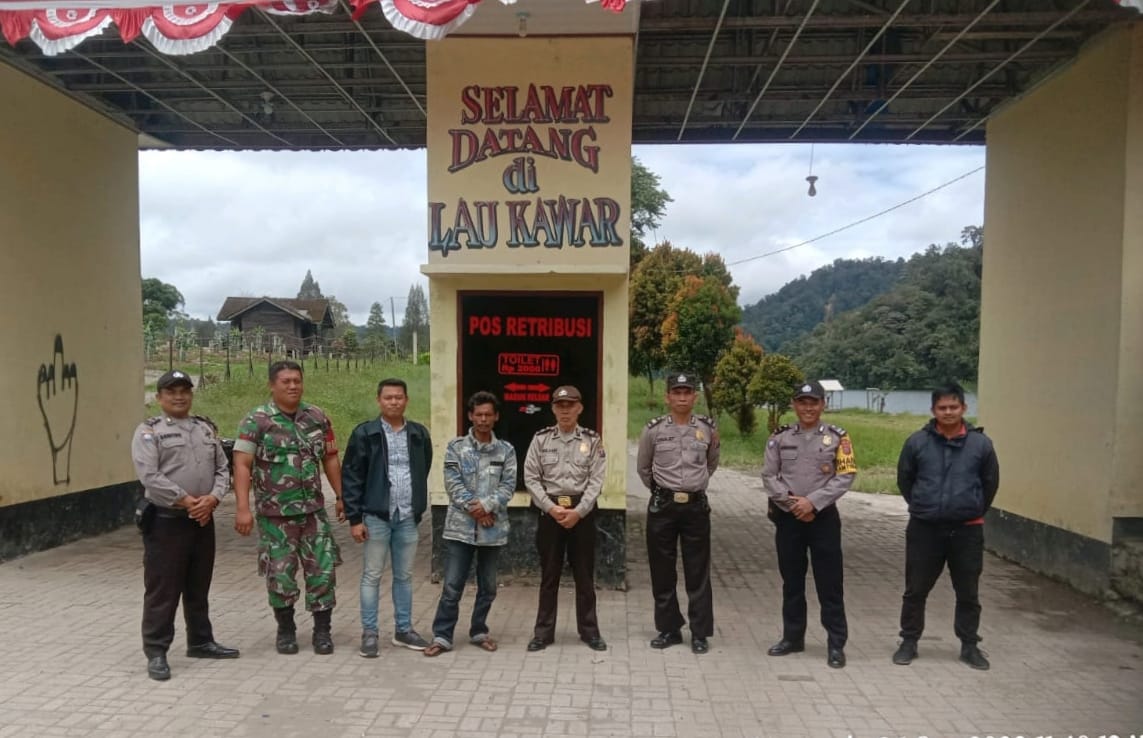 PETUGAS dari TNI/ Polri usai memberikan pemahaman dari kedua belah pihak di pintu masuk objek wisata Laukawar. (Foto: Micky Maliki).