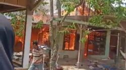 Satu unit rumah semi permanen milik Ropiah Siregar, janda usia 43 tahun di desa Pasar Ujung Batu kecamatan Sosa ludes terbakar dilalap si jago merah.(Foto: Idaham Butar Butar/B)