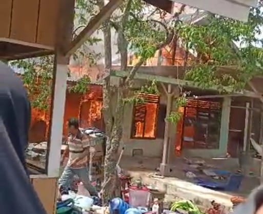 Satu unit rumah semi permanen milik Ropiah Siregar, janda usia 43 tahun di desa Pasar Ujung Batu kecamatan Sosa ludes terbakar dilalap si jago merah.(Foto: Idaham Butar Butar/B)