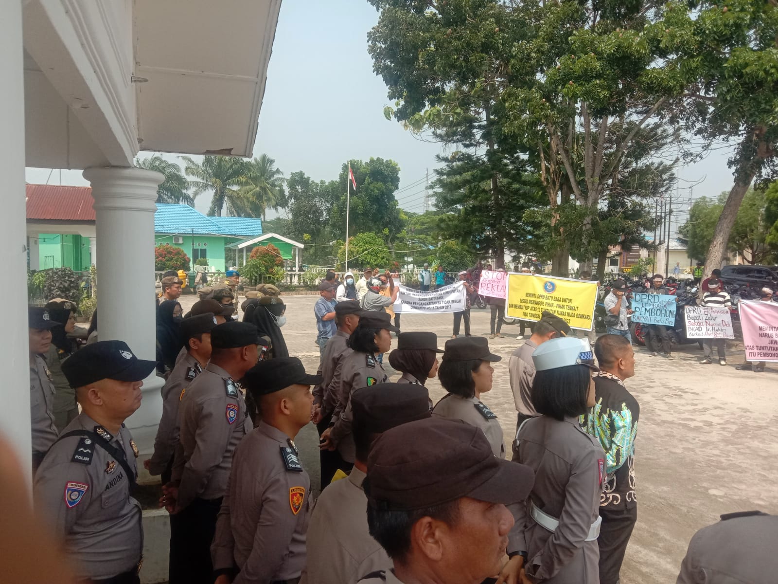 Teks fhoto: Puluhan Aliansi mengatas namakan Tunas Muda Gemkara (TMG) kembali melakukan Unjuk rasa (Unsur) di tiga titik lokasi Kantor Pemerintahan Batu Bara di antaranya Kantor Sekdakab, Kantor Bupati dan Kantor DPRD Batu Bara siap tantang Bupati Batu Bara Ir.H Zahir.M.AP Jum'at (29/9-2023).Beritasore/alirsyah