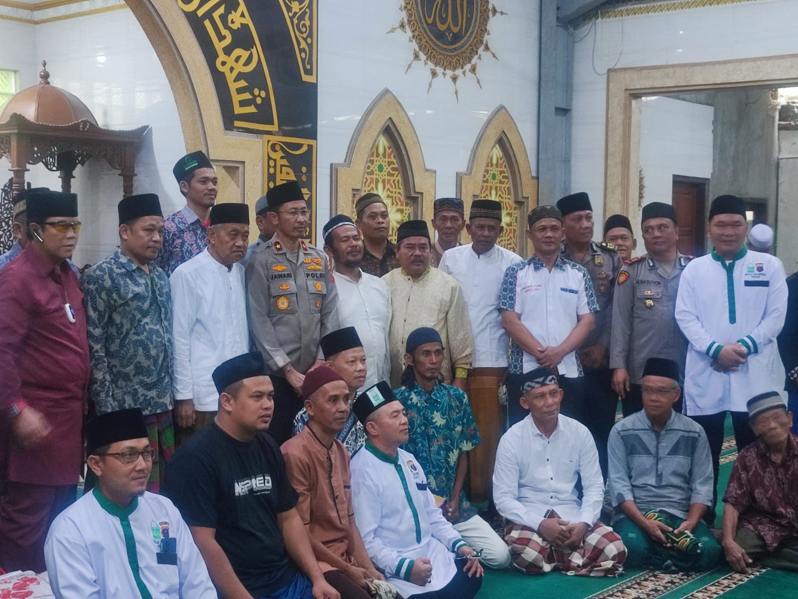  Teks.Wakapolda Sumut Brigjen Pol.Drs.Jawari.SH.MH fhoto bersama jamah dan pengurus BKM Masjid Silaturrahim Kel.Sari Rejo.