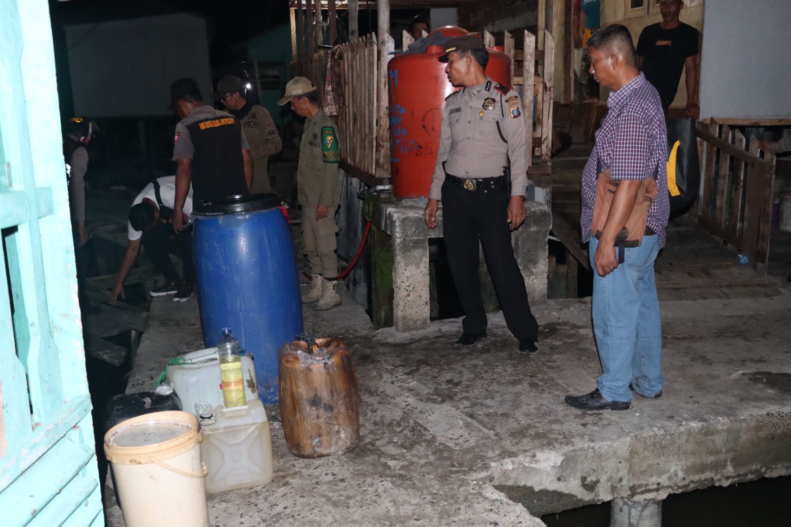 Berita Sore/Ist Personel Polres Pelabuhan Belawan menyita puluhan liter minyak hasil curian dari pipa Pertamina dari lokasi penyimpanan minyak yang terbakar di Kelurahan Bagandeli Kecamatan Medan Belawan, Minggu (1/10)