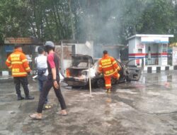 Mobil Sedan Terbakar Di SPBU
