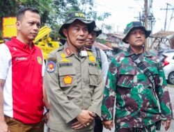 Gotong Royong Peduli Deli, Petugas Bersihkan Sungai di Kampung Aur