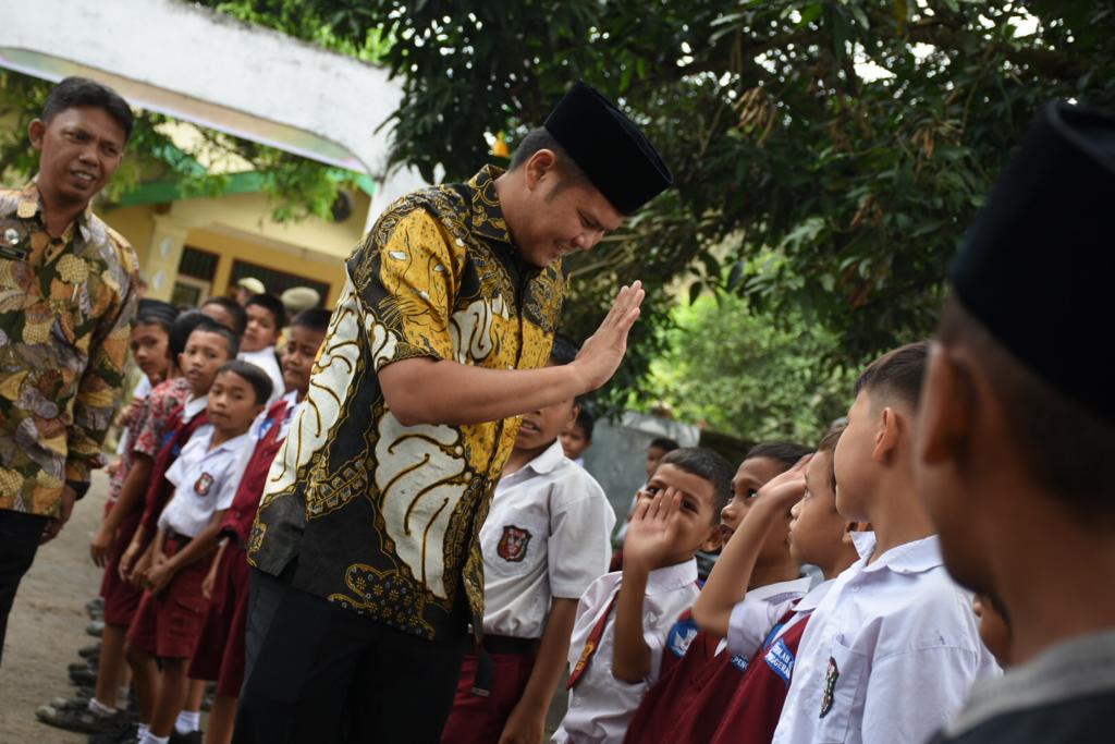 Teks foto:Wakil Bupati Serdang Bedagai H Adlin Tambunan, usai meletakan batu pertama pembangunan Program Geser Muse ke 33 di SDN 104320 Tebing Syahbandar, menjumpai anak didik dan salam cas ke pelajar, Kamis,5-10-2023(Beritasore-Azwen)