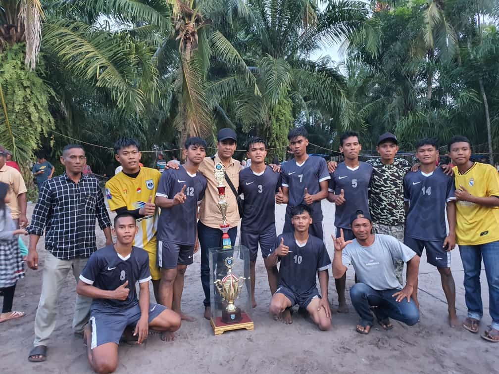 Teks Foto/Beritasore/ist  Tim juara Turnamen Sepakbola Kiyam Pulau Kampai foto bersama, Kamis(5/10)sore.