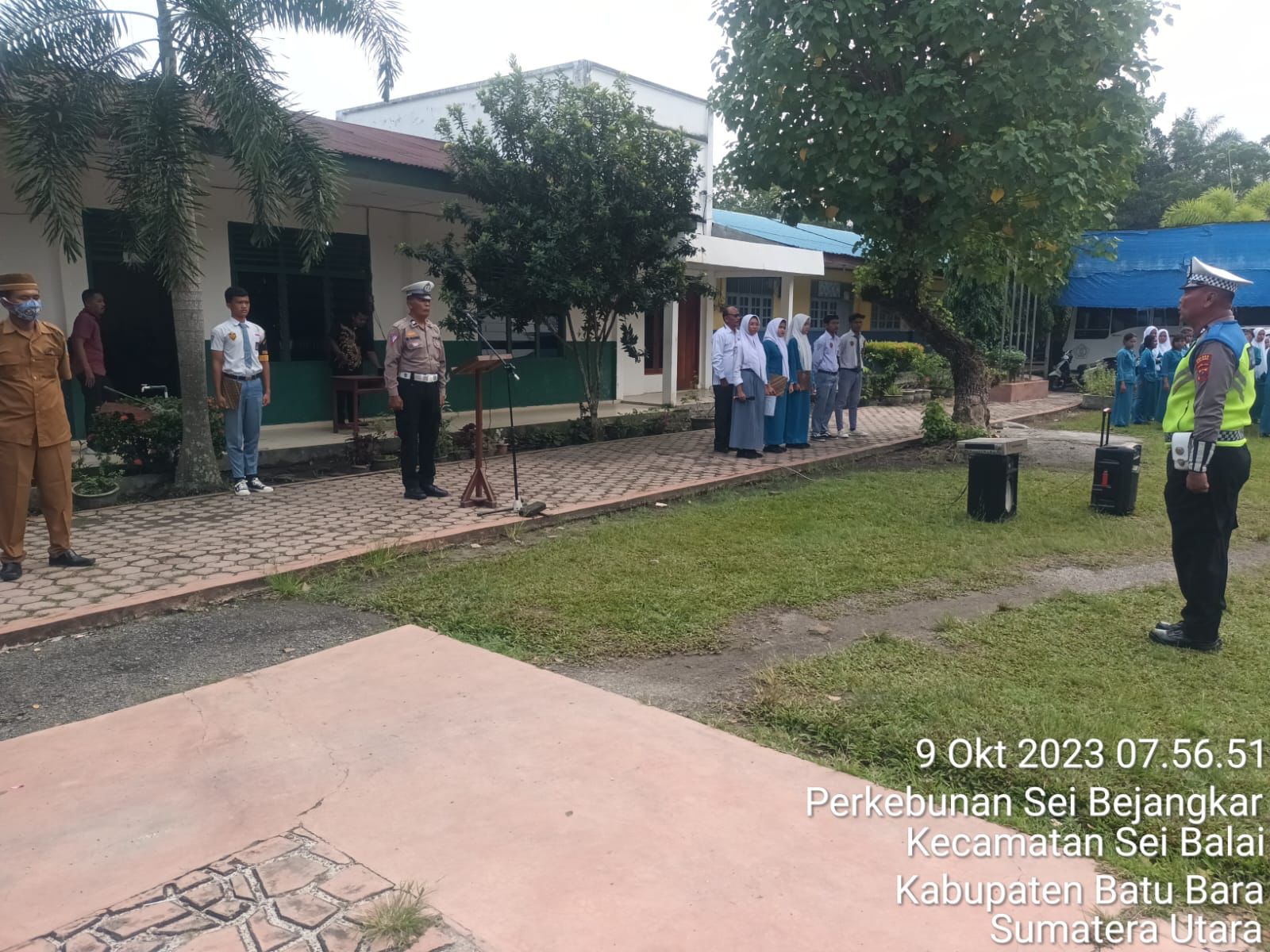 Teks fhoto:  Satlantas Polres Batu Bara melaksanakan Police Go To School di Sekolah Perguruan Daerah Sei Bejangkar Kabupaten Batu Bara Senin (9/10-2023).beritasore/alirsyah