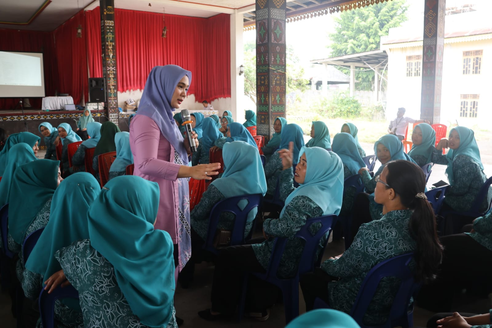 Berita Sore/Birong RT Teks poto: Ketua TP. PKK Tapsel, Ny. Rosalina Dolly Pasaribu saat memberikan arahannya di Bagas Godang, Desa Janji Mauli, Senin (9/10).