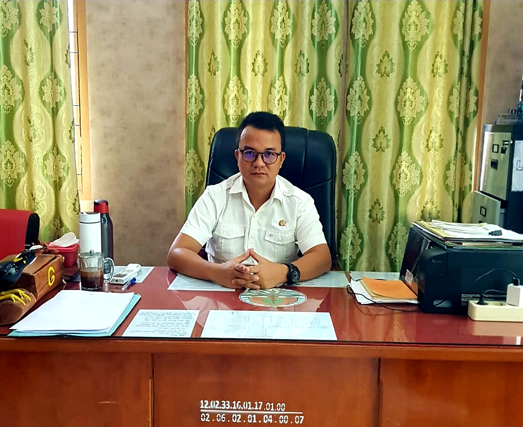 Keterangan foto: Kepala Dinas Lingkungan Hidup Kota Gunungsitoli, Arianto Zega, SE, MM saat ditemui di kantornya, Rabu (11/10).