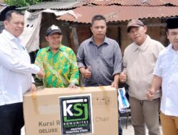 H.Ikhwan Serahkan Kursi Roda Kepada Pak Uban