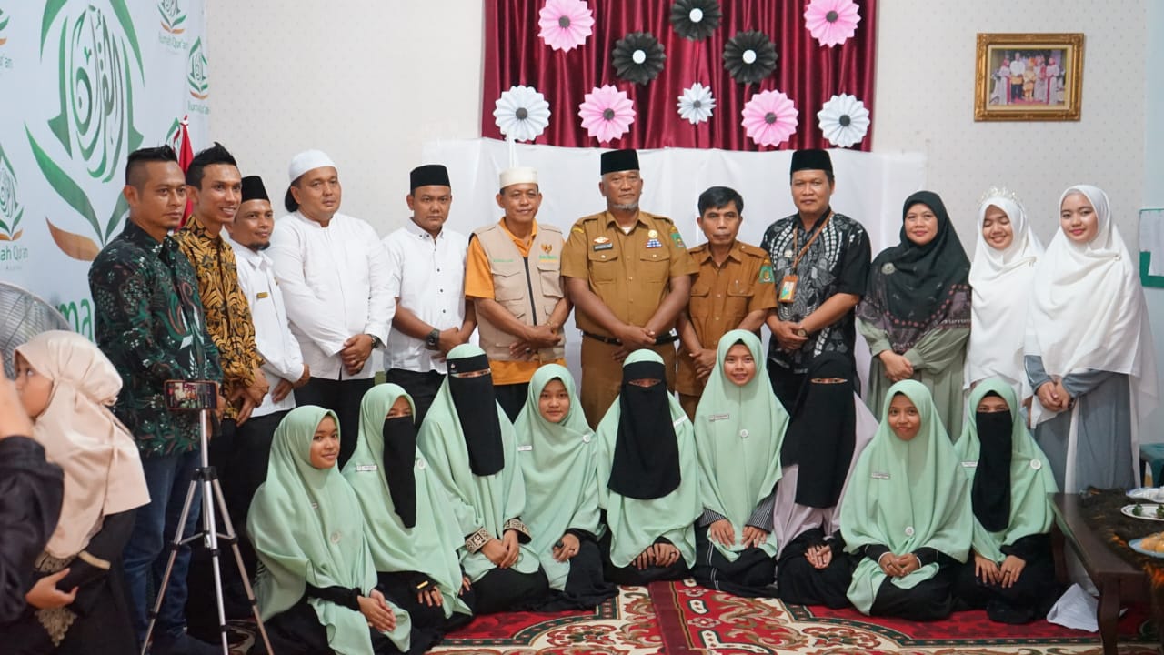 Teks Foto/Beritasore/ist : Asisten Adm Ekbangsos H. Sukhyar Mulyamin, S.Sos, M.Si  mengahadiri Tasyakuran Rumah Al Qur'an Al-Asyhari, di Jl Karya Bakhti Gg. Kenanga No 273 Kelurahan Sidomulyo Kecamatan Stabat, Selasa (10/10/2023). 