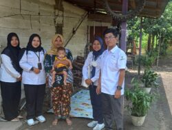 Keterangan foto: Petugas Puskesos, Dinas Sosial Padang Lawas bersama tim Kemensos bantu pengobatan bayi 10 bulan yang mengalami perut bengkak. (Ist)