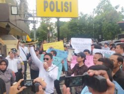 Massa Pendemo ‘Hadiahi’ Nasi Tumpeng Kepada Polrestabes Medan