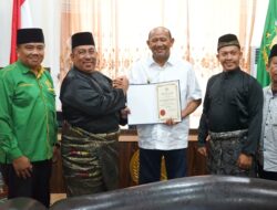 Syah Afandin Terima Anugerah dari Presiden Dunia Melayu Dunia Islam