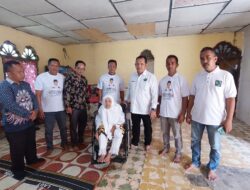 Nek Supiah Terima Kursi Roda Sang Pejuang Dhuafa