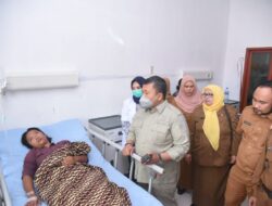 Bupati Tapsel Jenguk Korban Kecelakaan Bus di Arse