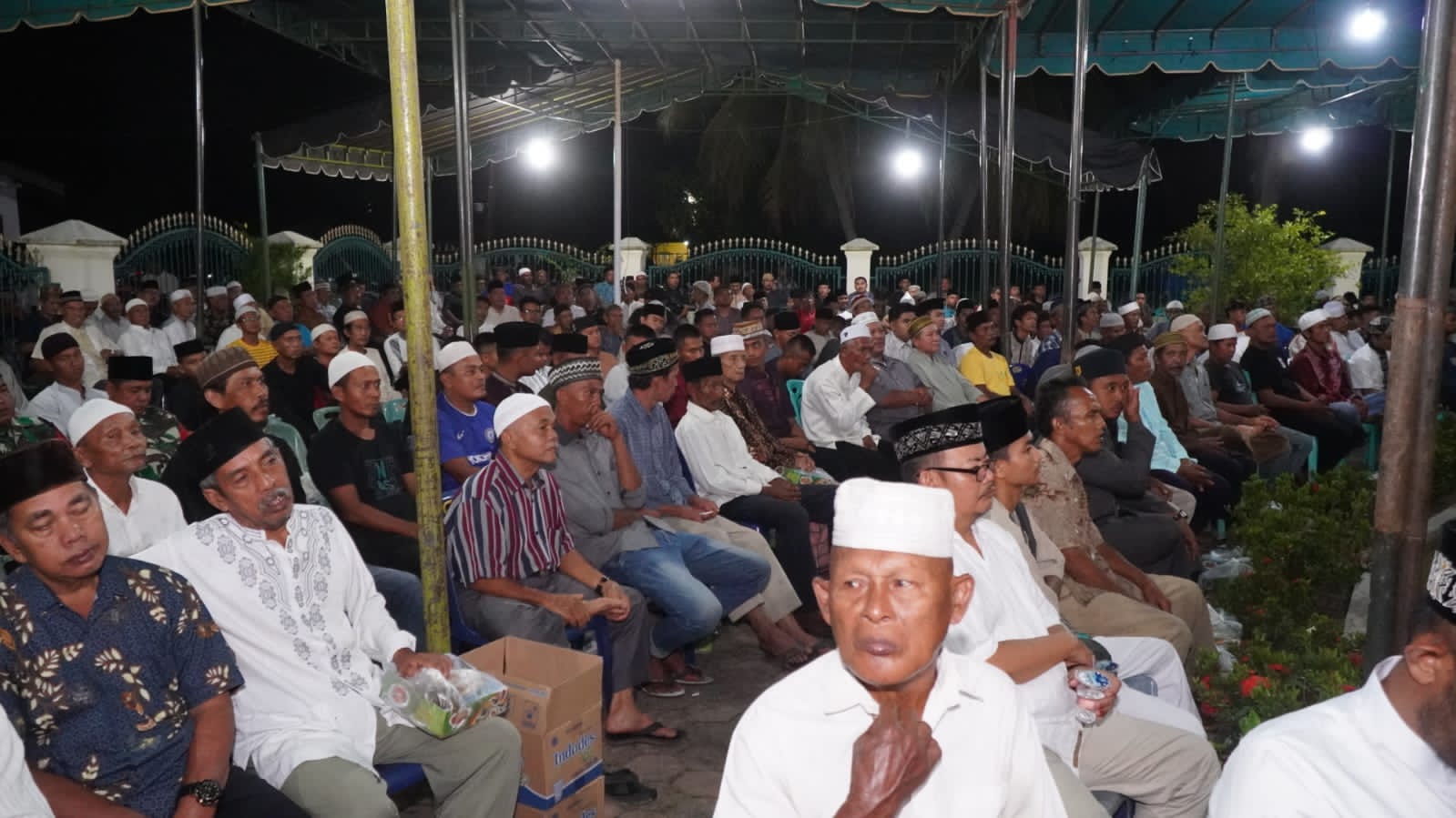 Teks Foto/Beritasore/ist  Tahlilan  bersama seluruh komponen masyarakat pada malam ke-3 atas wafatnya almarhum Dato' Sri H.Syamsul Arifin SE yang di laksanakan setelah shalat Isya di  kediaman beliau Jl Stasiun KA  Kel.Brandan Timur , Kec.Babalan, Kamis (19/10/2023). 
