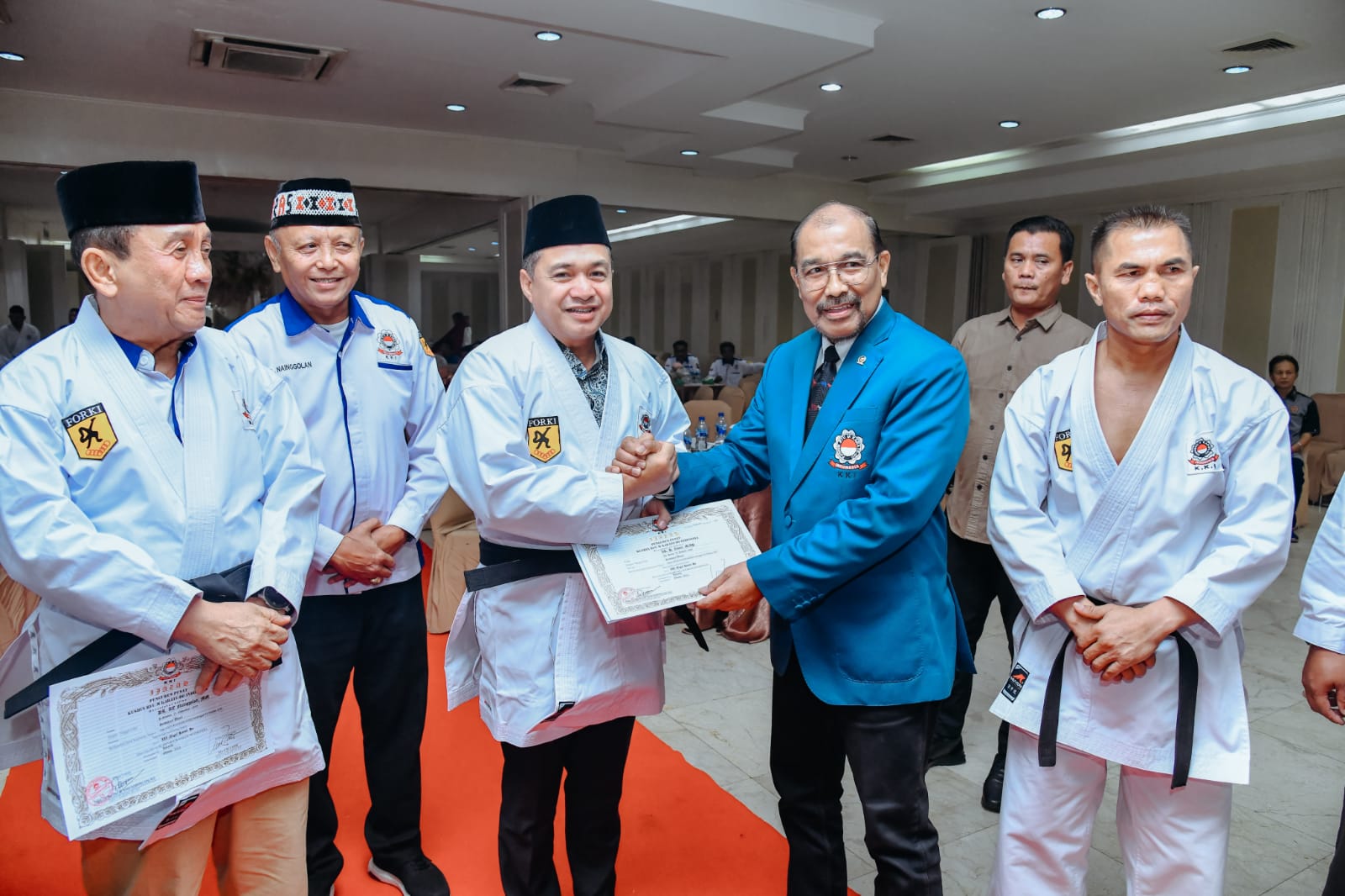 Teks fhoto: Dewan Pembinan Khushin Ryu M Karatedo Indonesia (KKI) Sumatera Utara periode 2023-2027 Bupati Batu Bara Ir.H Zahir M.AP menerima baju karate dan sabuk hitam serta menerima ulos sebagai tanda keluarga besar Khushin Ryu M Karatedo Indonesia di Hotel Danau Toba, Jalan Imam Bonjol Nomor 17 Kota Medan.beritasore/alirsyah