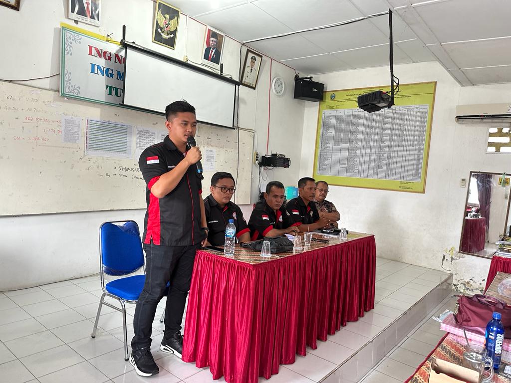 Teks Foto/Beritasore/ist  Fitrah Suriadi S,S.H., M.H (kiri) Ketua LKBH terus melakukan sosialisasi bantuan hukum terhadap guru - guru khususnya di Kabupaten Langkat.