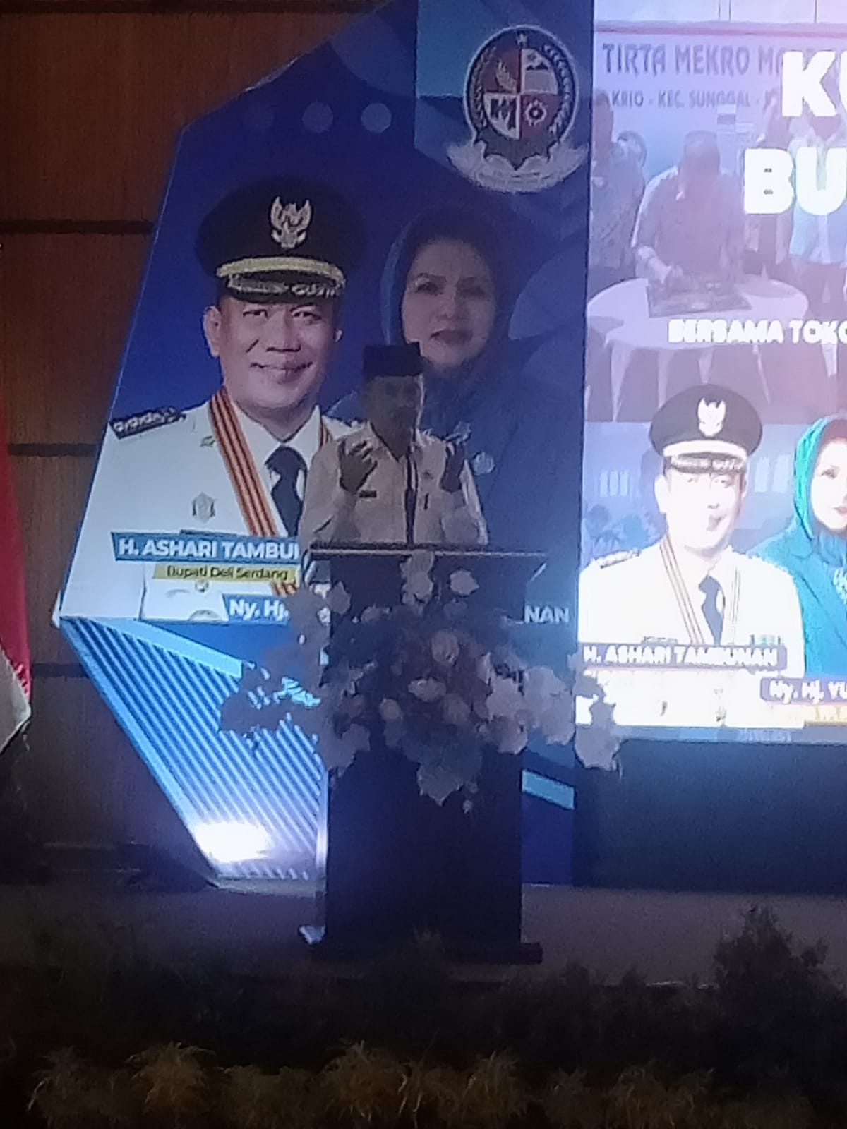 KUA Kecamatan Sunggal.Drs.Ahmad Jajuli Daulay saat membacakan doa dalam kunjungan Bupati DS di gedung MCC jalan Binjai